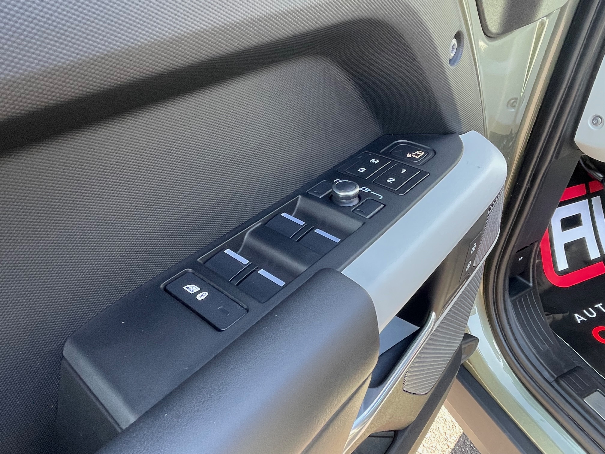 Land Rover Defender D250 X-Dynamic HSE