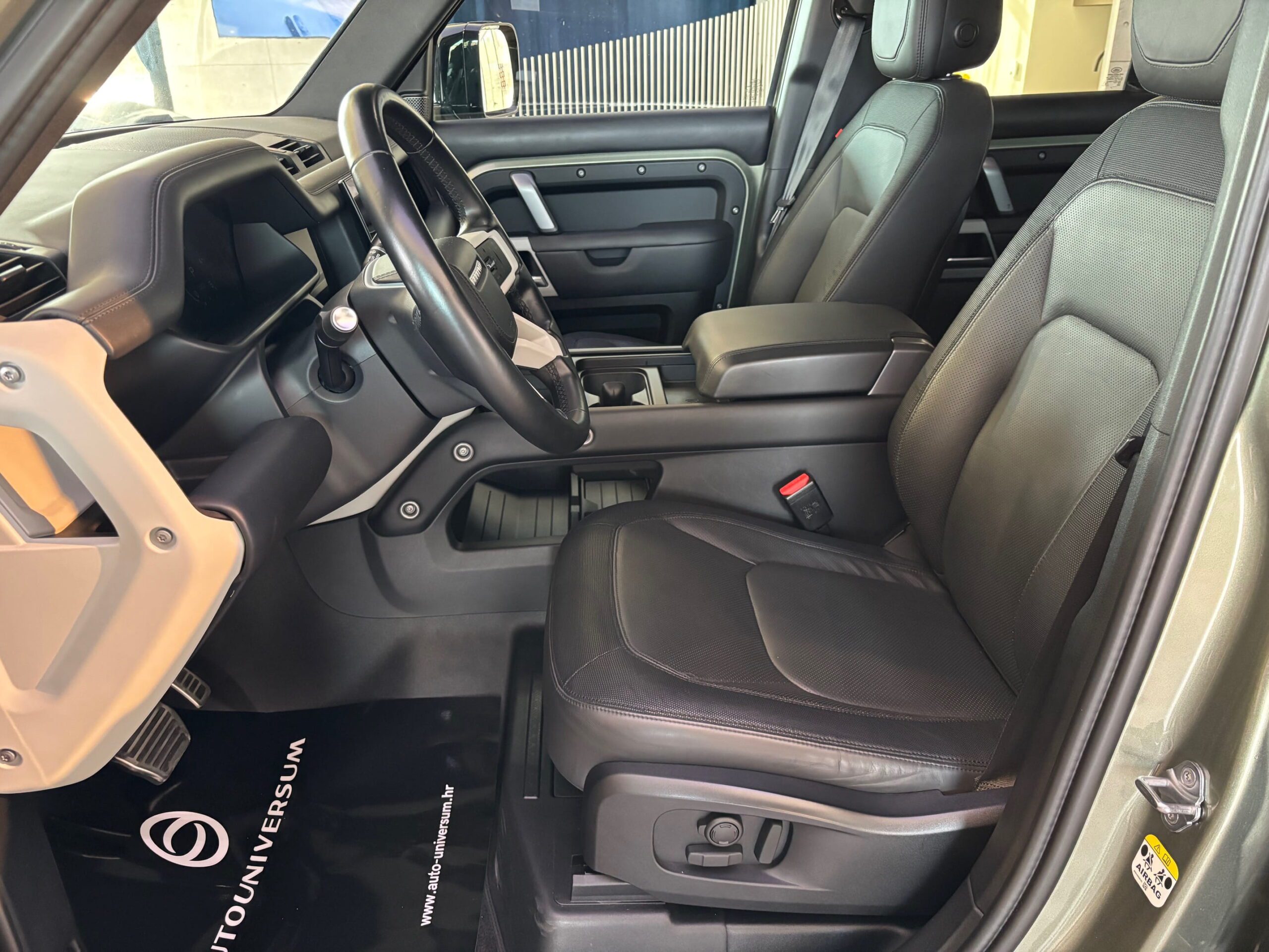 Land Rover Defender D250 X-Dynamic HSE