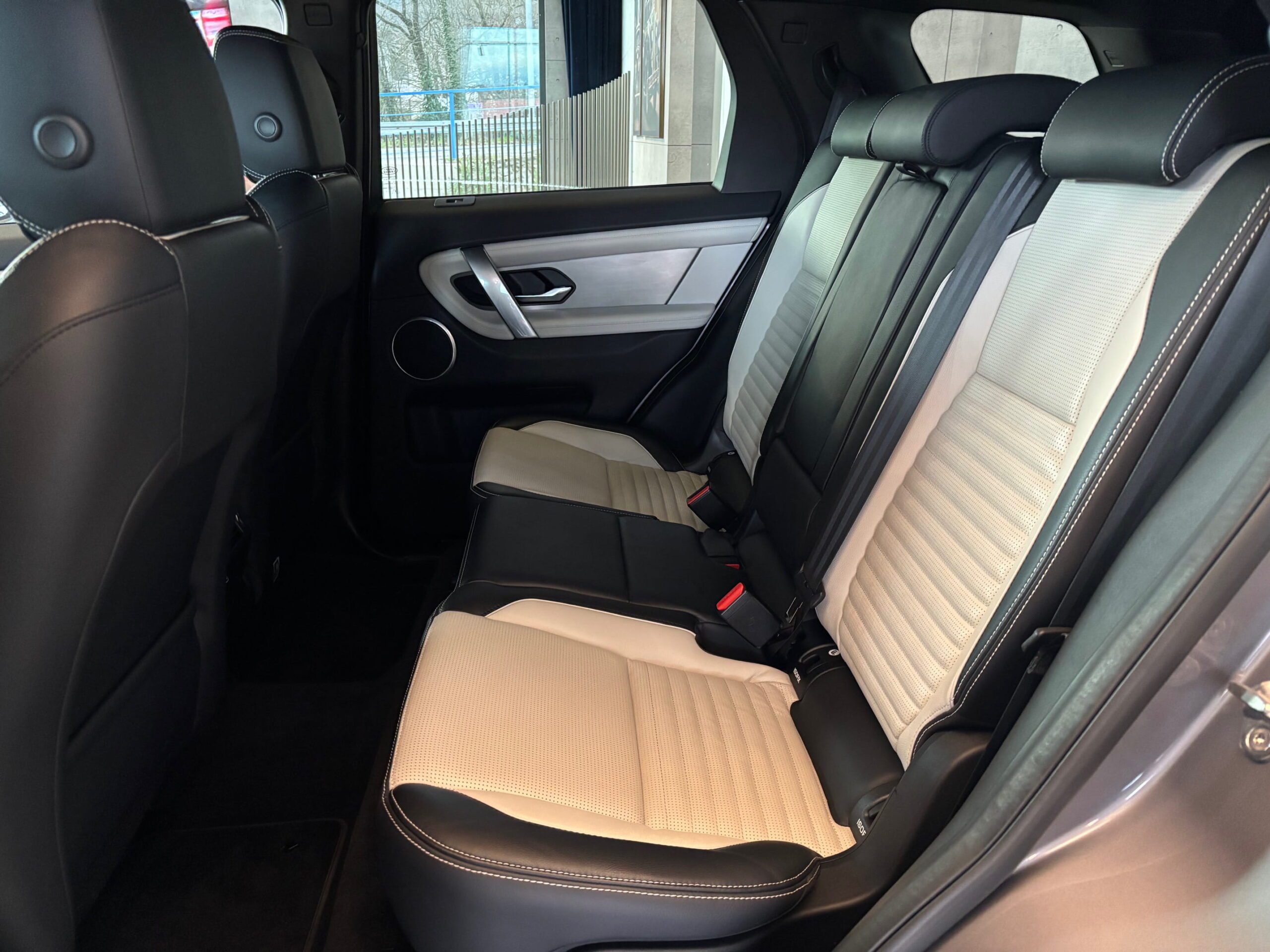 Land Rover Discovery Sport D165 R-Dynamic SE