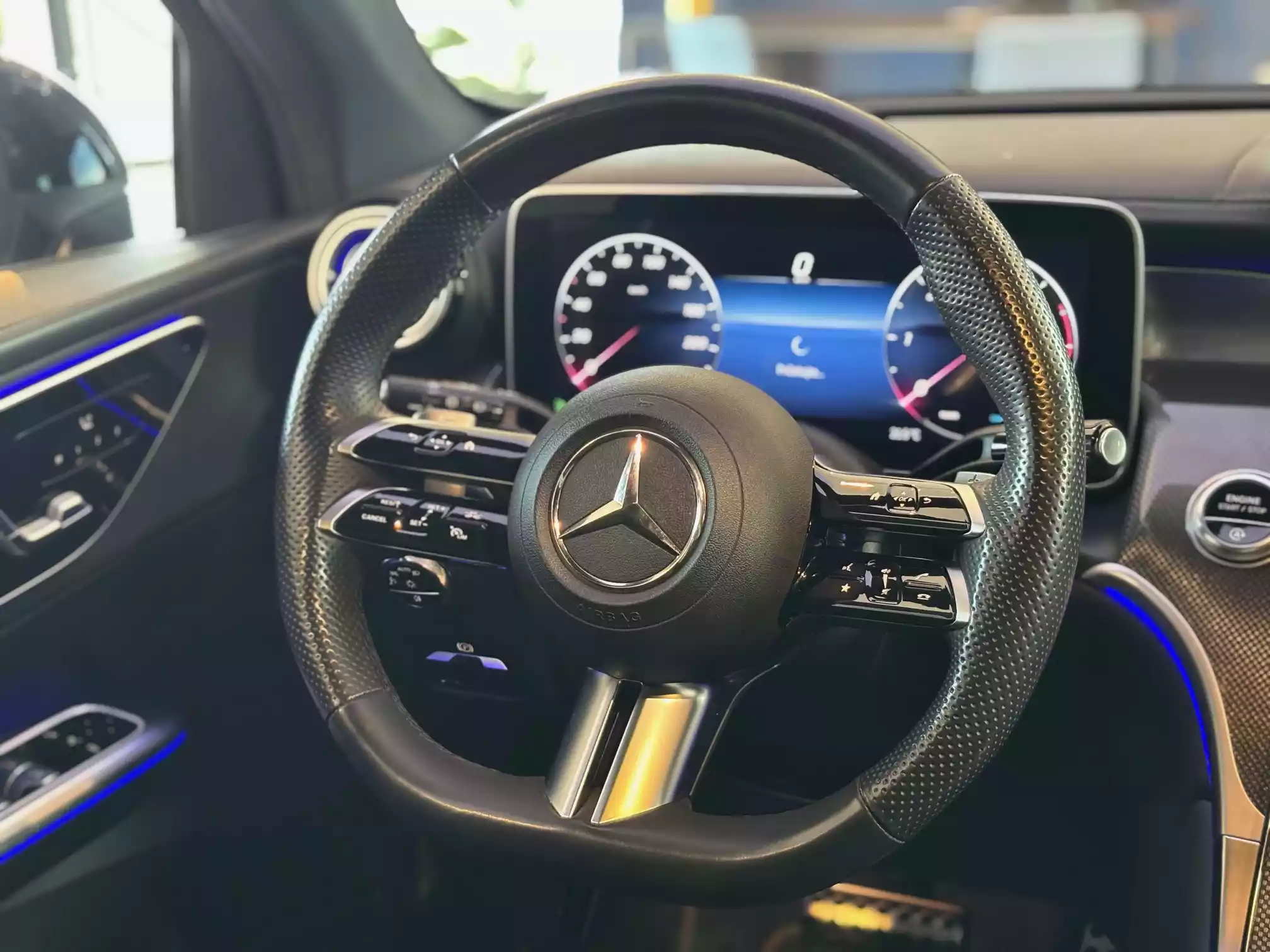 Mercedes GLC 220d 4Matic AMG – Digital Light, kamera 360°, alu 20″